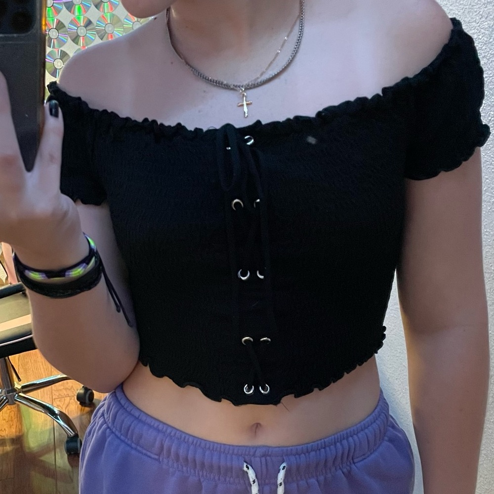 BLACK OFF THE SHOULDER CROP TOP - Picture 3 of 5